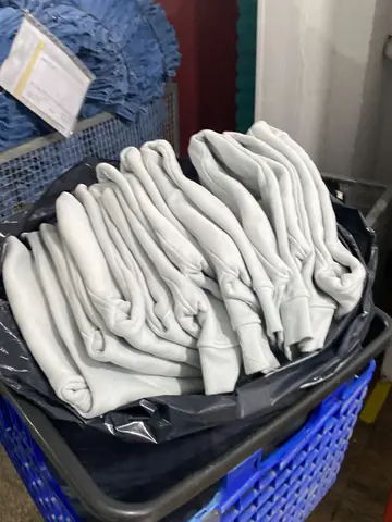 Buzos grises doblados listos para estampar